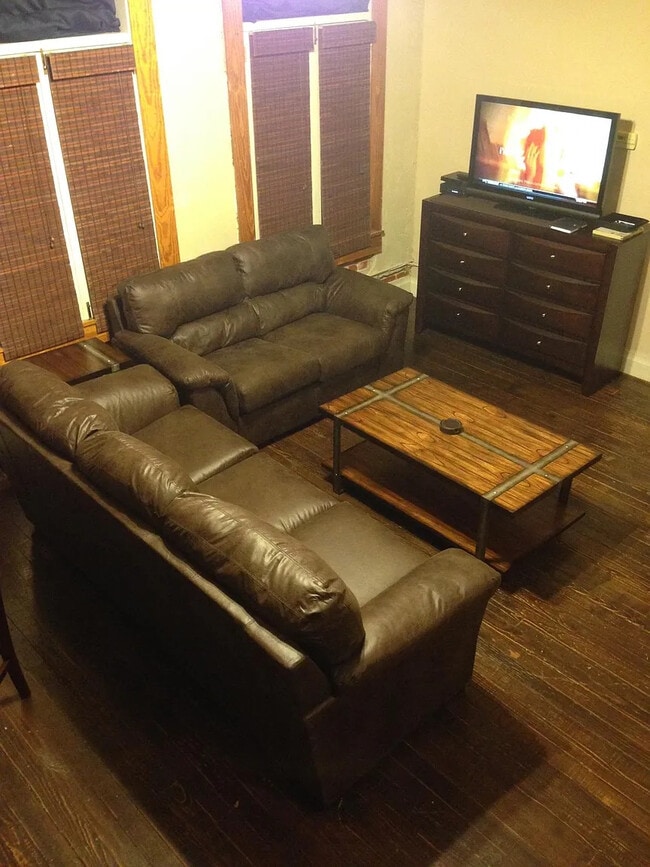 Room in Condo on E San Antonio St in San Marcos, TX - Building Photo - Building Photo