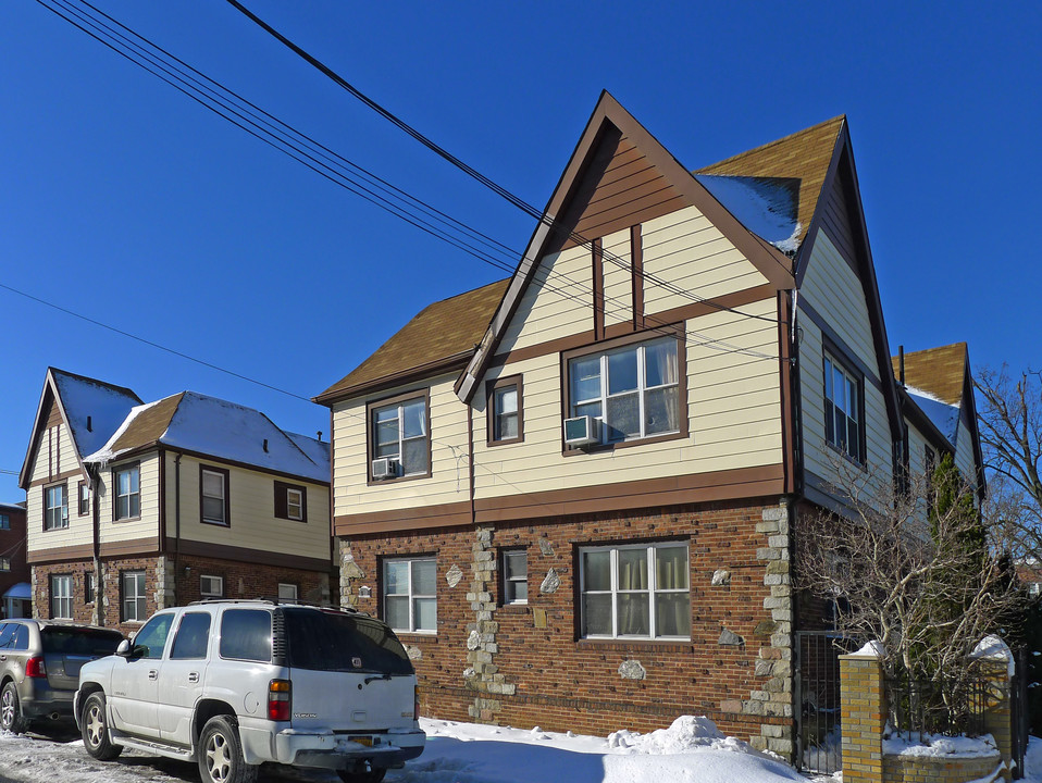 3930 214th Pl in Bayside, NY - Building Photo