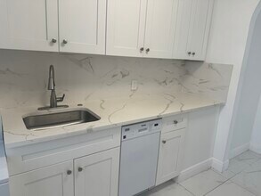 122 SE 5th Ave, Unit B in Delray Beach, FL - Building Photo - Building Photo
