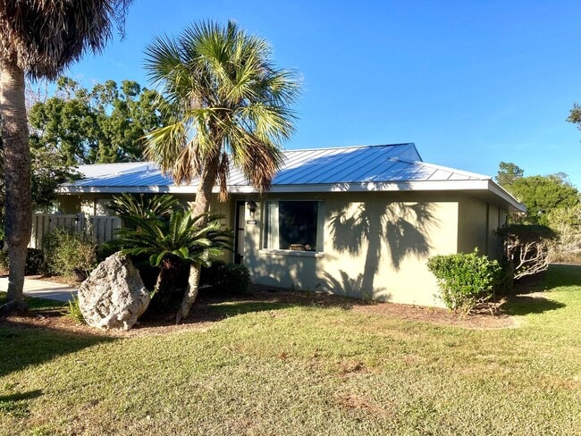11298 W Bayshore Dr in Crystal River, FL - Building Photo - Building Photo