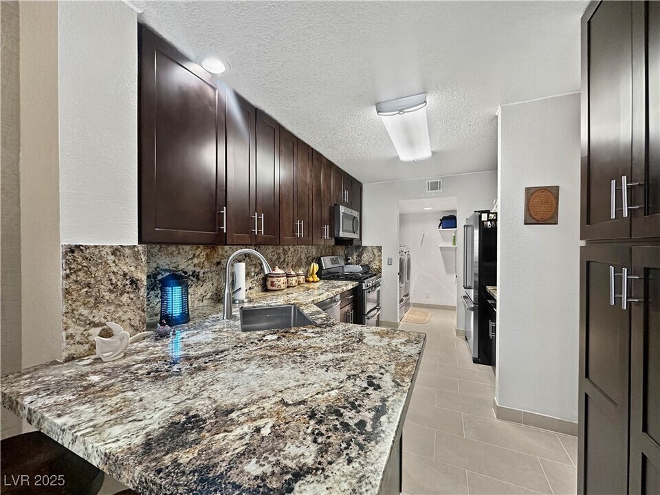 7952 Lonette Ave in Las Vegas, NV - Building Photo