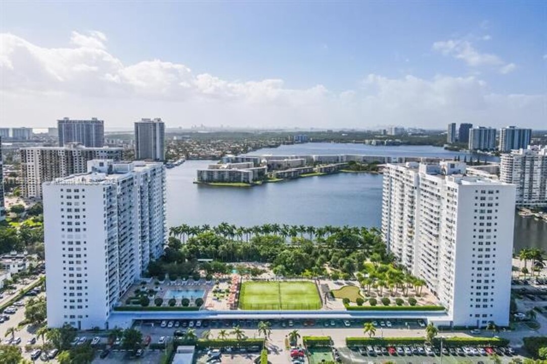 2801 NE 183rd St, Unit 214W in Aventura, FL - Foto de edificio