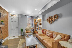 2531 Collins St in Philadelphia, PA - Building Photo