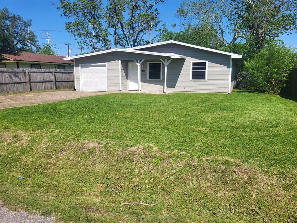 1406 N Appomattox Dr in Texas City, TX - Building Photo