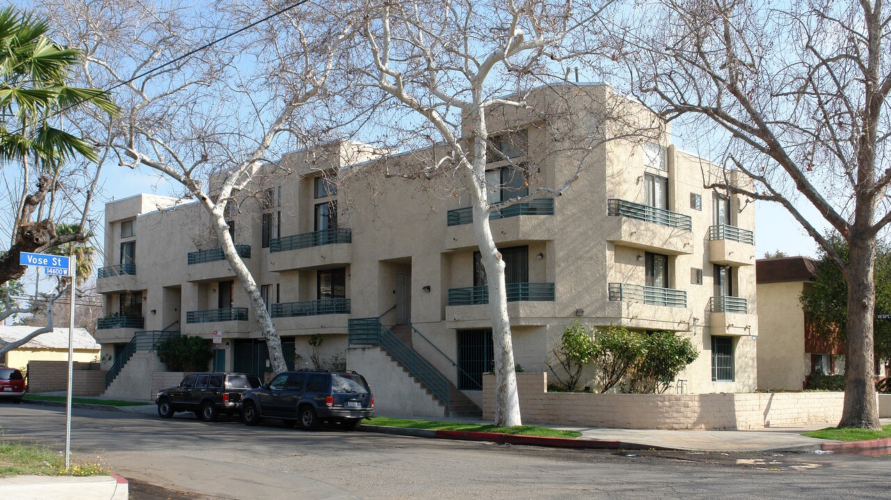 7038 Vesper Ave in Van Nuys, CA - Building Photo