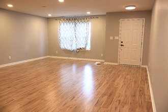 15031 Tiki Trail in Noblesville, IN - Foto de edificio - Building Photo