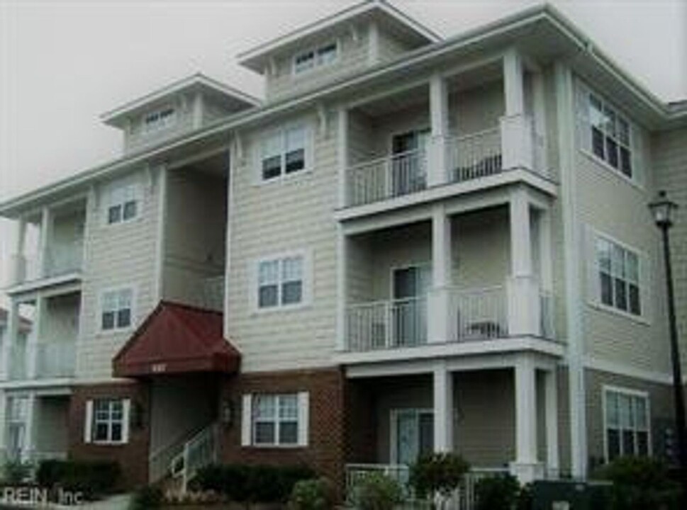 5317 Warminster Dr in Virginia Beach, VA - Building Photo