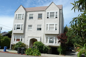 3030 Regent St in Berkeley, CA - Building Photo - Building Photo