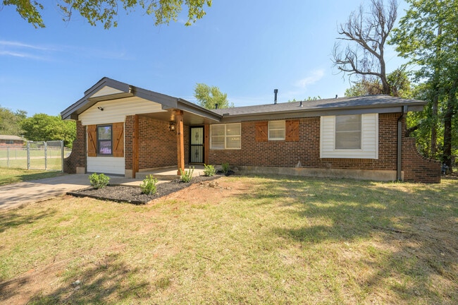 3912 Parkwoods Ln in Midwest City, OK - Building Photo - Building Photo