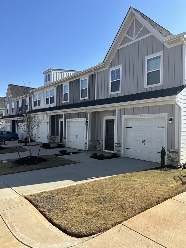 221 US-1 in Mauldin, SC - Building Photo - Building Photo