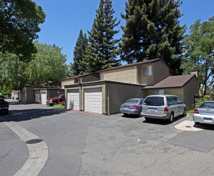 River Walk Townhomes in Sacramento, CA - Foto de edificio