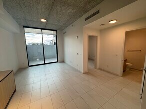112 NW 31st St, Unit A2 in Miami, FL - Foto de edificio - Building Photo