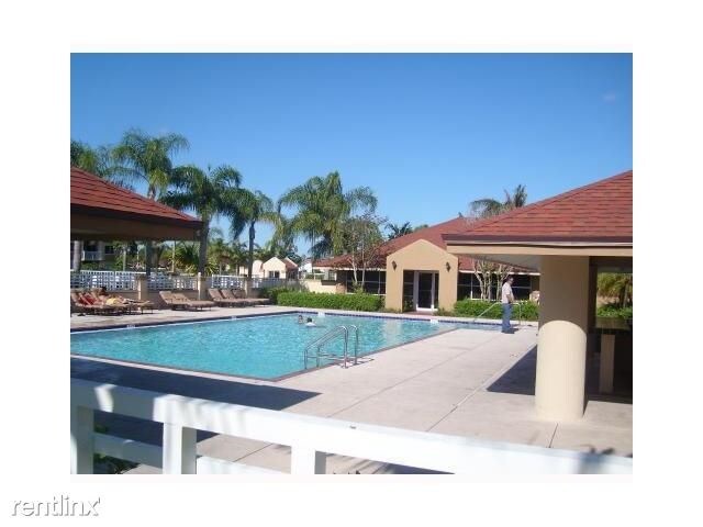 18890 NW 57th Ave in Hialeah, FL - Foto de edificio