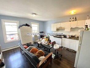 1576 Tremont St, Unit 2 in Boston, MA - Foto de edificio - Building Photo