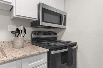 Avia Apartments in Tulsa, OK - Foto de edificio - Building Photo