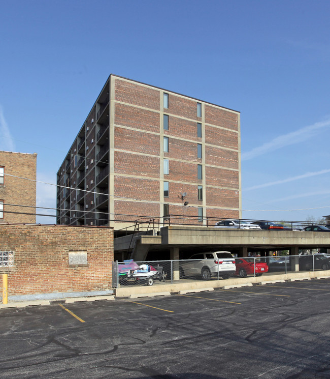 Village Apartments in Lombard, IL - Foto de edificio - Building Photo