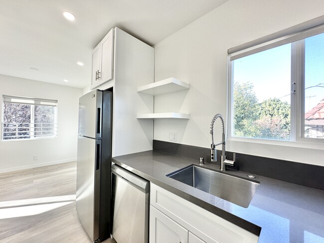 2431 1/2 W Ave 33 in Los Angeles, CA - Building Photo - Building Photo