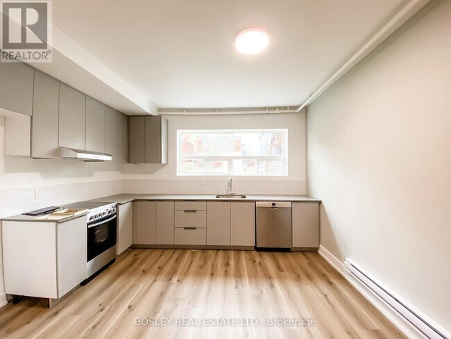 14 Wadsworth Blvd in Toronto, ON - Building Photo - Building Photo