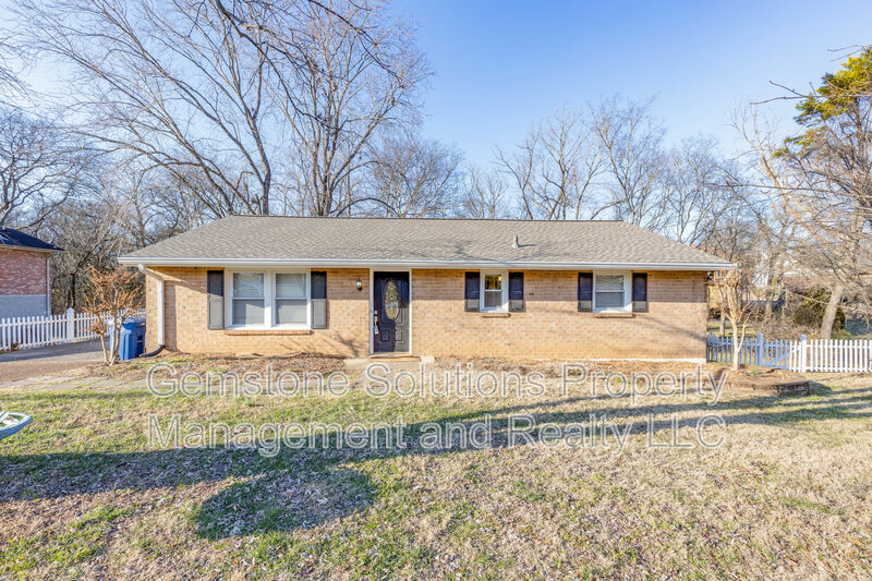 111 Daniels Dr in Franklin, TN - Building Photo