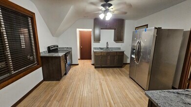 1610 Columbus St, Unit A in Manitowoc, WI - Foto de edificio - Building Photo