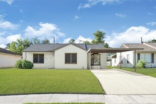 3626 Yosemite St, Unit DD0401 in Houston, TX - Building Photo