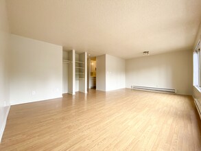 Admirals Apartments in Seattle, WA - Building Photo - Building Photo