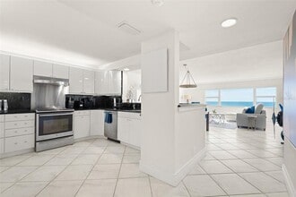 1750 Benjamin Franklin Dr in Sarasota, FL - Foto de edificio - Building Photo