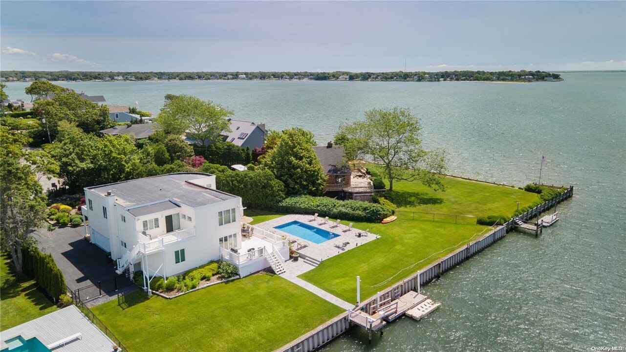 45 Romana Dr in Hampton Bays, NY - Building Photo