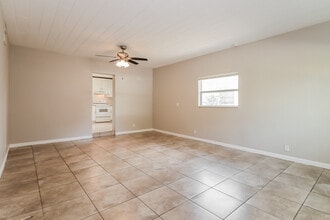 630 50th St N, Unit 1040-2F in St. Petersburg, FL - Building Photo - Building Photo