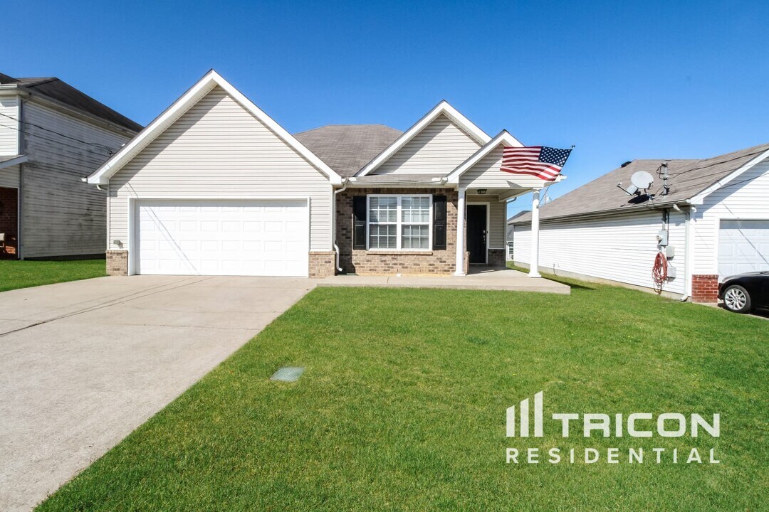 323 Sarna Dr in La Vergne, TN - Building Photo