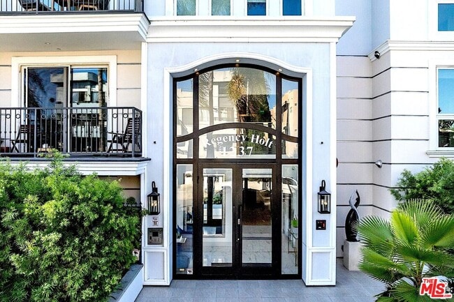 1249 S Holt Ave in Los Angeles, CA - Building Photo - Building Photo