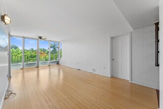 2539 S Bayshore Dr, Unit PH2F in Miami, FL - Building Photo - Building Photo
