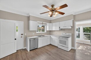 23 W Burdick St in Oxford, MI - Building Photo