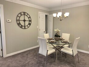 65 Westwood Dr in Westbury, NY - Building Photo - Building Photo