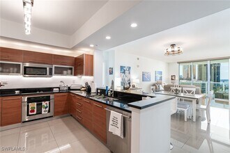 3000 Oasis Grand Blvd in Ft. Myers, FL - Building Photo - Building Photo