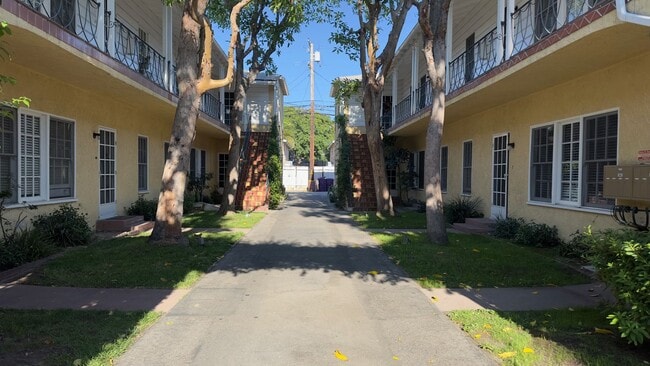 2460 Cedar Ave in Long Beach, CA - Building Photo - Building Photo