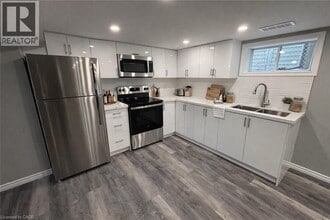 90 Lorne St in St Catharines, ON - Building Photo - Building Photo