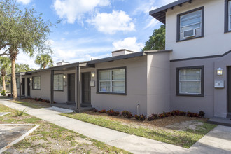 Poinsettia Place Apartments in West Palm Beach, FL - Building Photo - Building Photo