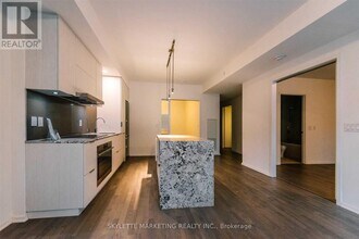 1 Bloor St E in Toronto, ON - Building Photo - Building Photo