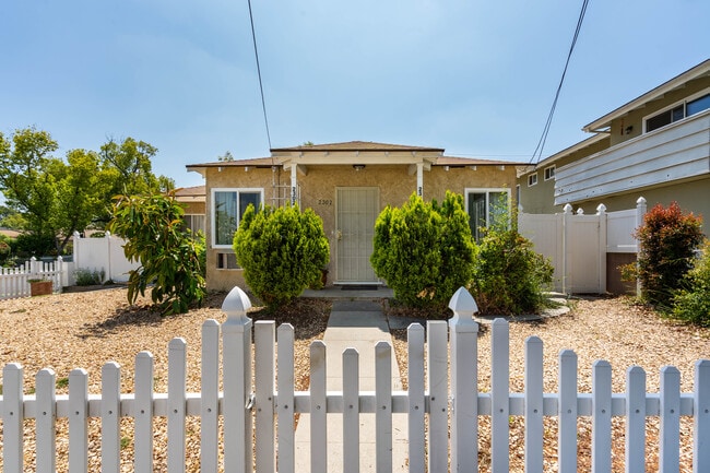 property at 2302 W Oak St