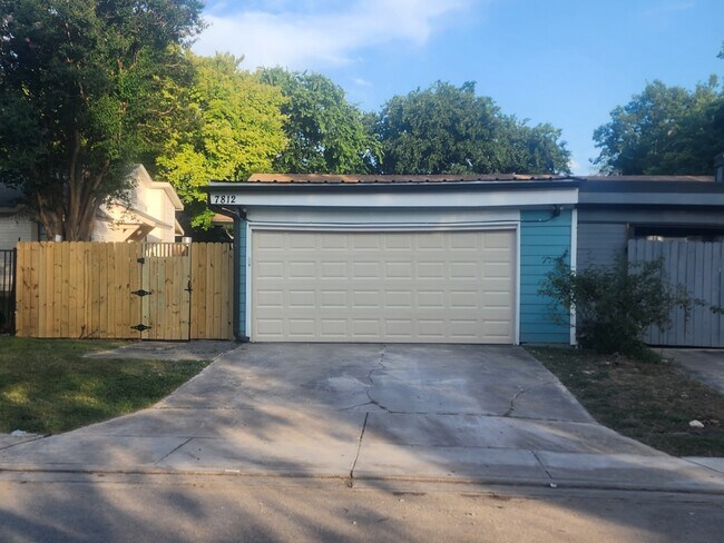 7812 Broadwick in San Antonio, TX - Building Photo - Building Photo