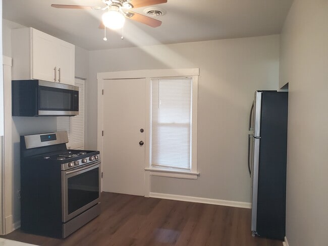 5222 N Ludlam Ave, Unit 2 Floor in Chicago, IL - Foto de edificio - Building Photo