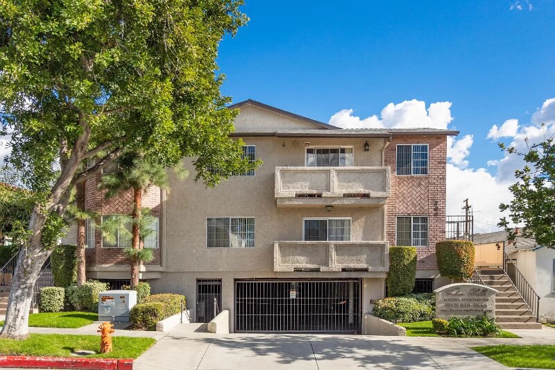 700 E Cedar Ave in Burbank, CA - Building Photo