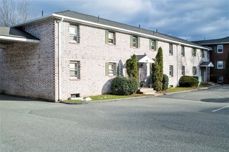 Van Deene Manor in West Springfield, MA - Foto de edificio - Building Photo