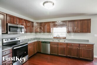 8085 Lawrence Woods Blvd in Indianapolis, IN - Foto de edificio - Building Photo