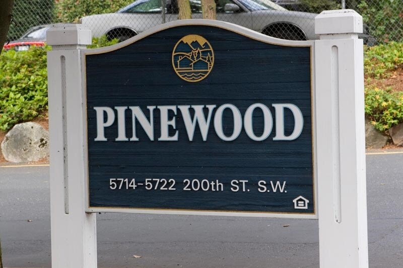 Pinewood in Lynnwood, WA - Foto de edificio