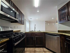 10033 Swimming Hole St in Las Vegas, NV - Foto de edificio - Building Photo
