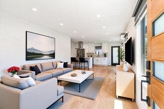 10418 Regent St in Los Angeles, CA - Foto de edificio - Building Photo