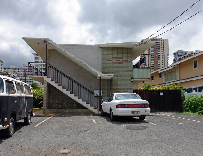 2710 Kaaha St in Honolulu, HI - Building Photo - Building Photo