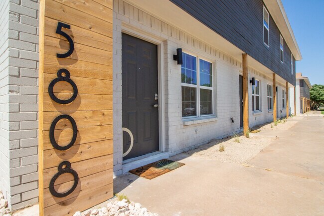 5808 6th St in Lubbock, TX - Foto de edificio - Building Photo